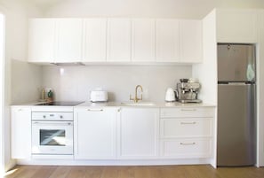Geladeira, micro-ondas, fogão, cooktop