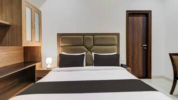 Deluxe Double or Twin Room, City View | Desk, laptop workspace, iron/ironing board, free WiFi