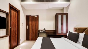 Kamar Double atau Twin Deluks, pemandangan kota | Meja kerja, ruang kerja ramah laptop, dan setrika/meja setrika