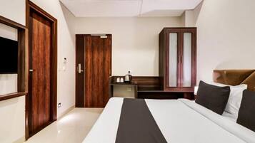 Deluxe Double or Twin Room, City View | Desk, laptop workspace, iron/ironing board, free WiFi