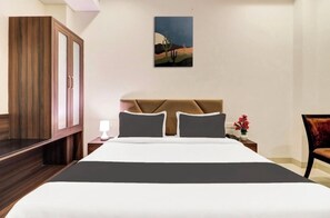 Schreibtisch, laptopgeeigneter Arbeitsplatz, Bügeleisen/Bügelbrett