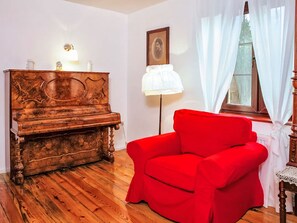 Televisión y chimenea 