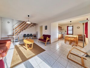 テレビ、暖炉、テーブルサッカー台