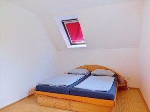 3 bedrooms, desk, iron/ironing board, WiFi