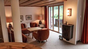 Una televisión, un futbolín