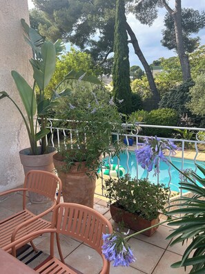 Terrace/patio - Seventies ambience with all modern comforts, villa with pool and garden (Marseille)