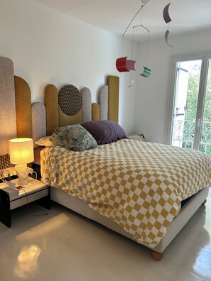 4 bedrooms, iron/ironing board, WiFi, bed sheets - Seventies ambience with all modern comforts, villa with pool and garden (Marseille)