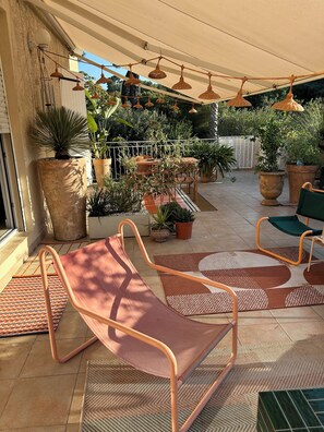 Terrace/patio - Seventies ambience with all modern comforts, villa with pool and garden (Marseille)