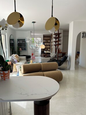 Living area - Seventies ambience with all modern comforts, villa with pool and garden (Marseille)
