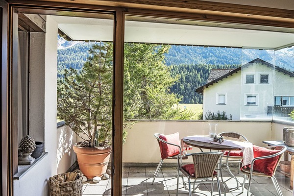 Eigentum, Möbel, Pflanze, Tabelle, Stuhl, Blumentopf, Schatten, Fenster, Gebäude, Beleuchtung