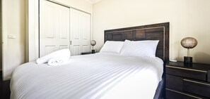 3 bedrooms, iron/ironing board, WiFi, bed sheets