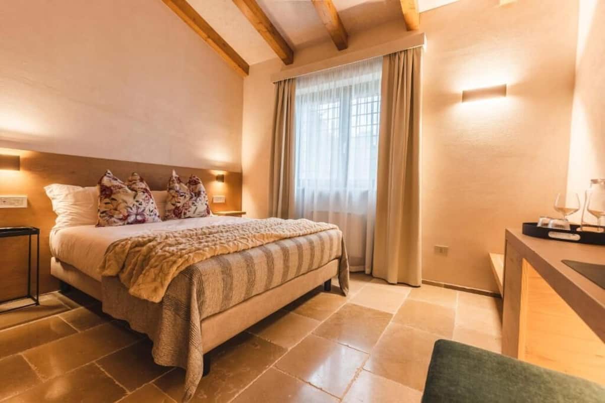 Superior Double Room | Peti besi dalam bilik, meja, kalis bunyi, Wi-fi percuma