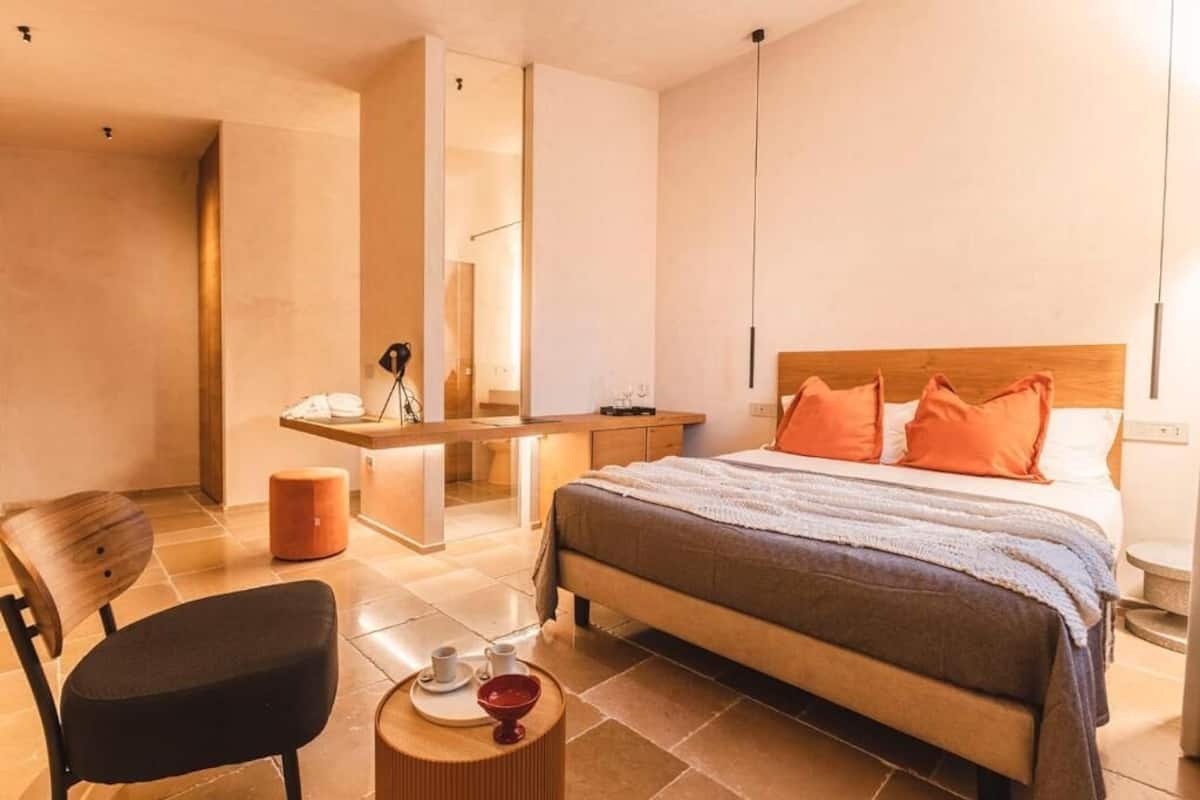 Deluxe Double Room | Peti besi dalam bilik, meja, kalis bunyi, Wi-fi percuma
