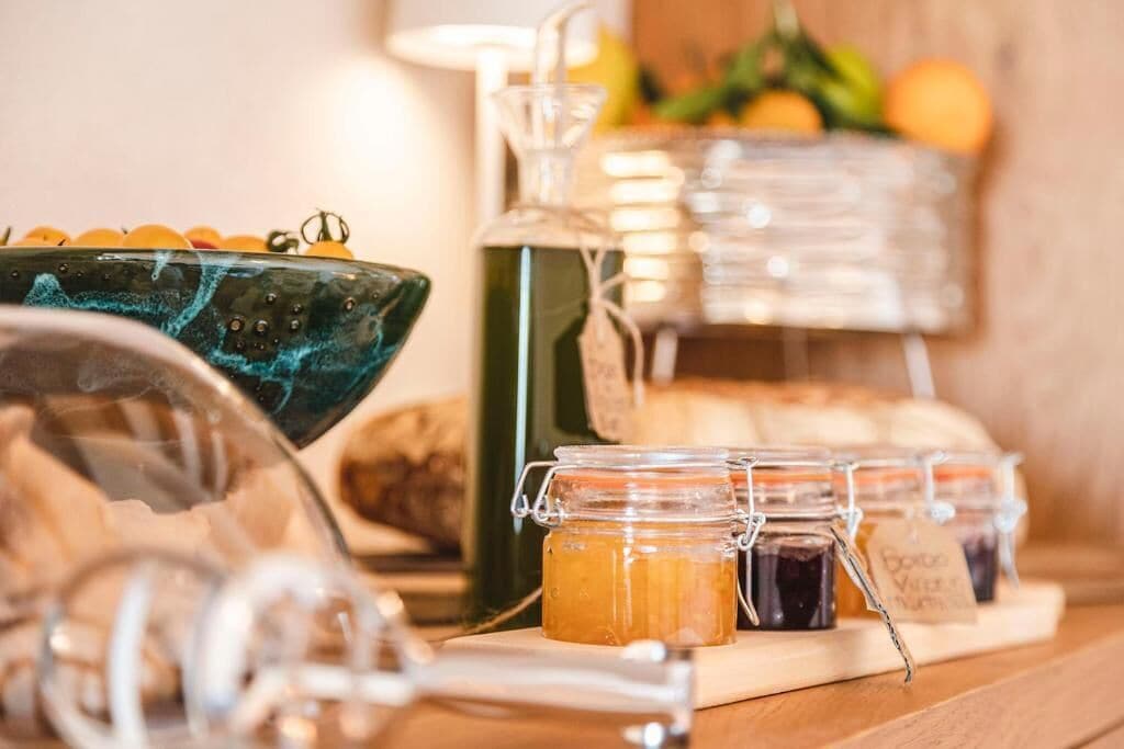 Ein reichhaltiges Buffet mit verschiedenen Speisen und Beilagen.