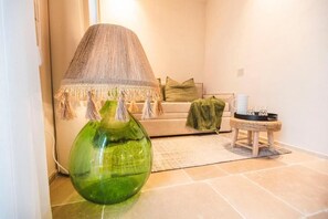 セーフティボックス (室内)、デスク、防音設備、WiFi (無料)