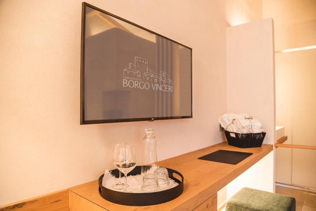 Una cassaforte in camera, una scrivania, insonorizzazione