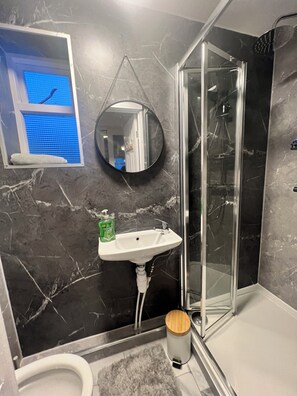 Haartrockner, Handtücher, Seife, Shampoo
