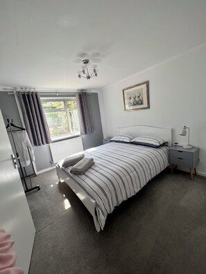 4 chambres, fer et planche à repasser, Wi-Fi, draps fournis