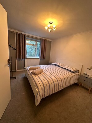 4 slaapkamers, een strijkplank/strijkijzer, wifi, beddengoed