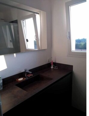 Haartrockner, Handtücher, Seife, Toilettenpapier