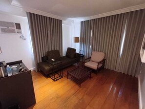 Quarto casal clássico | 1 quarto, escrivaninha, espaço de trabalho para notebook