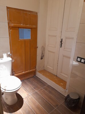 Een douche, een haardroger, handdoeken, zeep