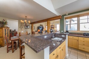 Fridge, microwave, oven, dishwasher - Ski in/Ski out Big Sky Retreat (Big Sky)