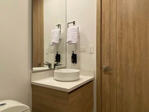 Suihku, hiustenkuivaaja, pyyhkeet