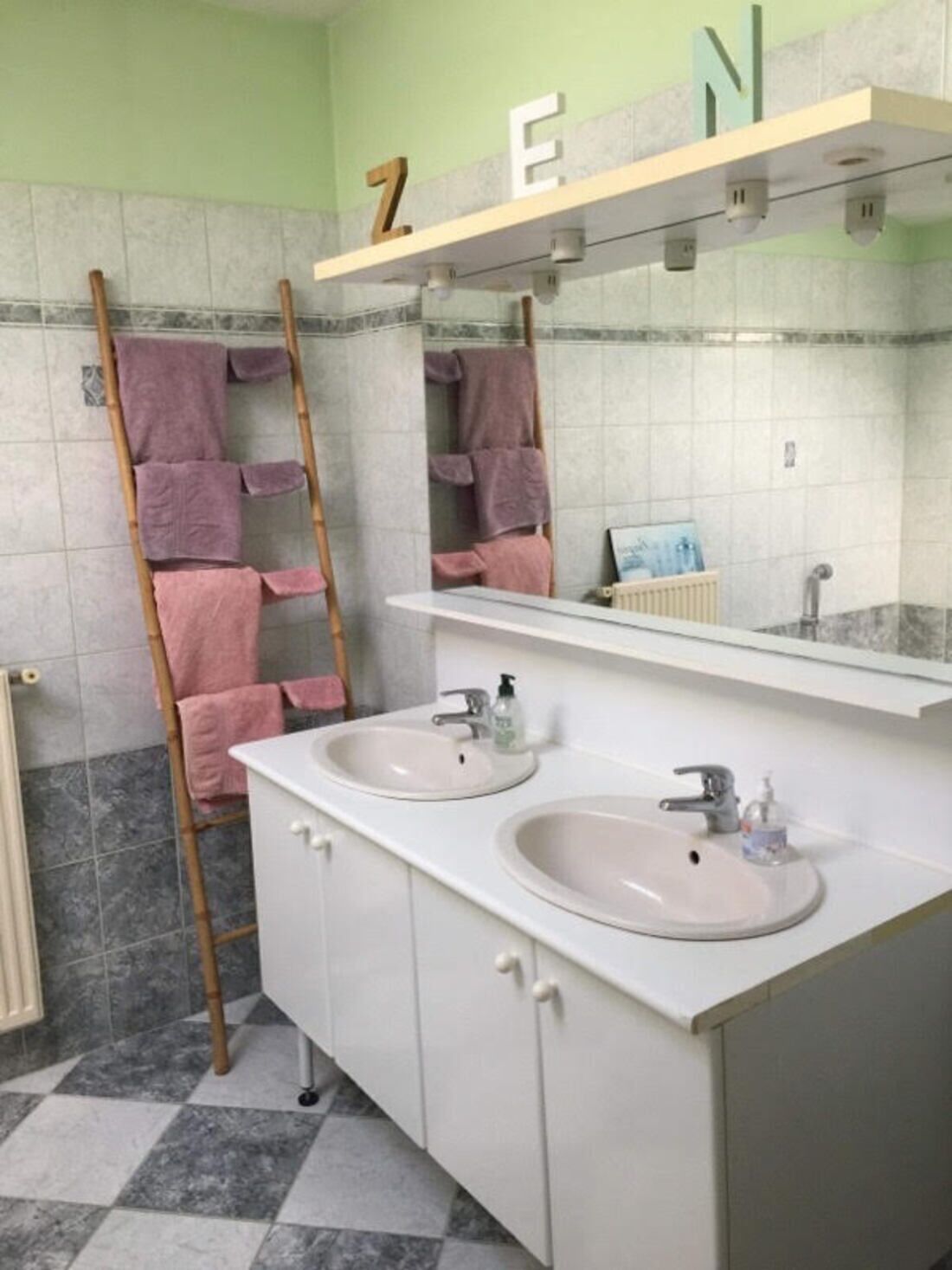 Sèche-cheveux, serviettes fournies, papier toilette