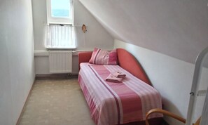 4 bedrooms, iron/ironing board, bed sheets