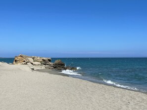 På stranden