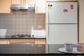 Kühlschrank, Mikrowelle, Herdplatte, Geschirrspüler