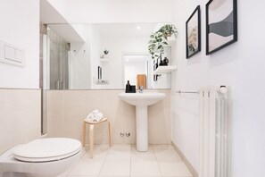 Dusch, hårtork, bidé och handdukar