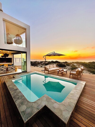 Thalassophile is a 4-bedroom house in St Helena Bay with direct Beach Access.