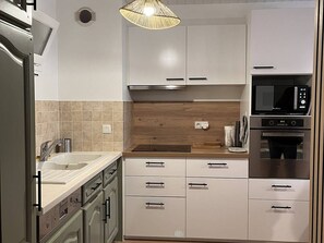 Een koelkast, een magnetron, een oven, een kookplaat