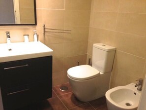 Douche, sèche-cheveux, bidet, serviettes fournies