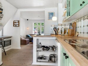 Réfrigérateur, four, lave-vaisselle, chaise haute