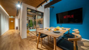 Appartamento, balcone | Area soggiorno | TV a schermo piatto 85 pollici con canali digitali, TV