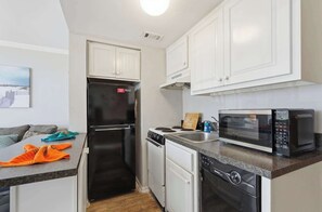 Fridge, microwave, stovetop, dishwasher