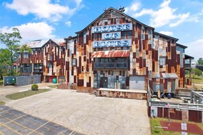 A building with a sign reading "HOUSE OF BLUES" and a large open courtyard. - Meridian Plaza 308 - 1 Bedroom (Myrtle Beach)