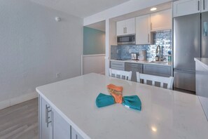 ثلاجة، ميكروويف، فرن، موقد طهي مسطح