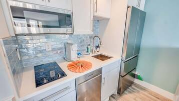 Kjøleskap, mikrobølgeovn, ovn og kokeplater