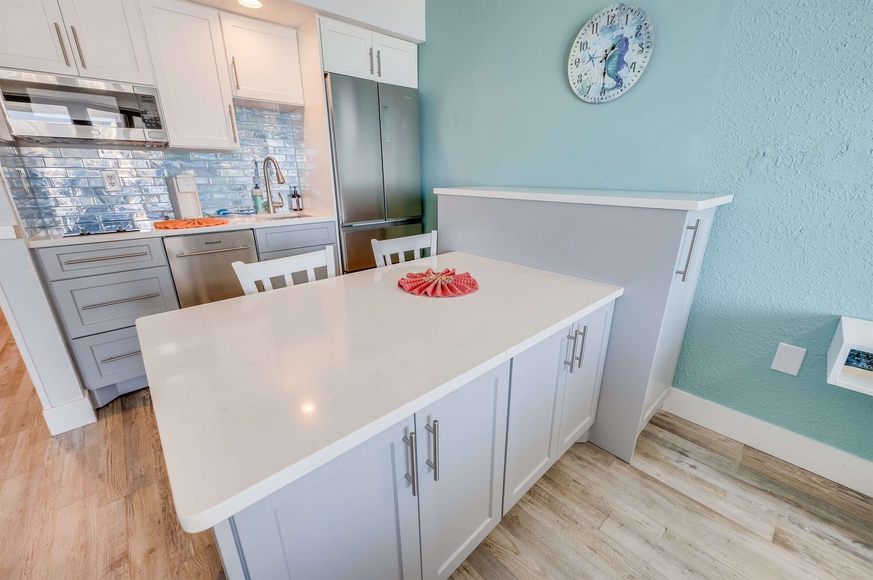 Kjøleskap, mikrobølgeovn, ovn og kokeplater