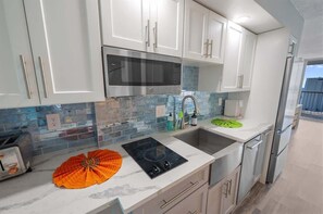 Een koelkast, een microgolfoven, een vaatwasser