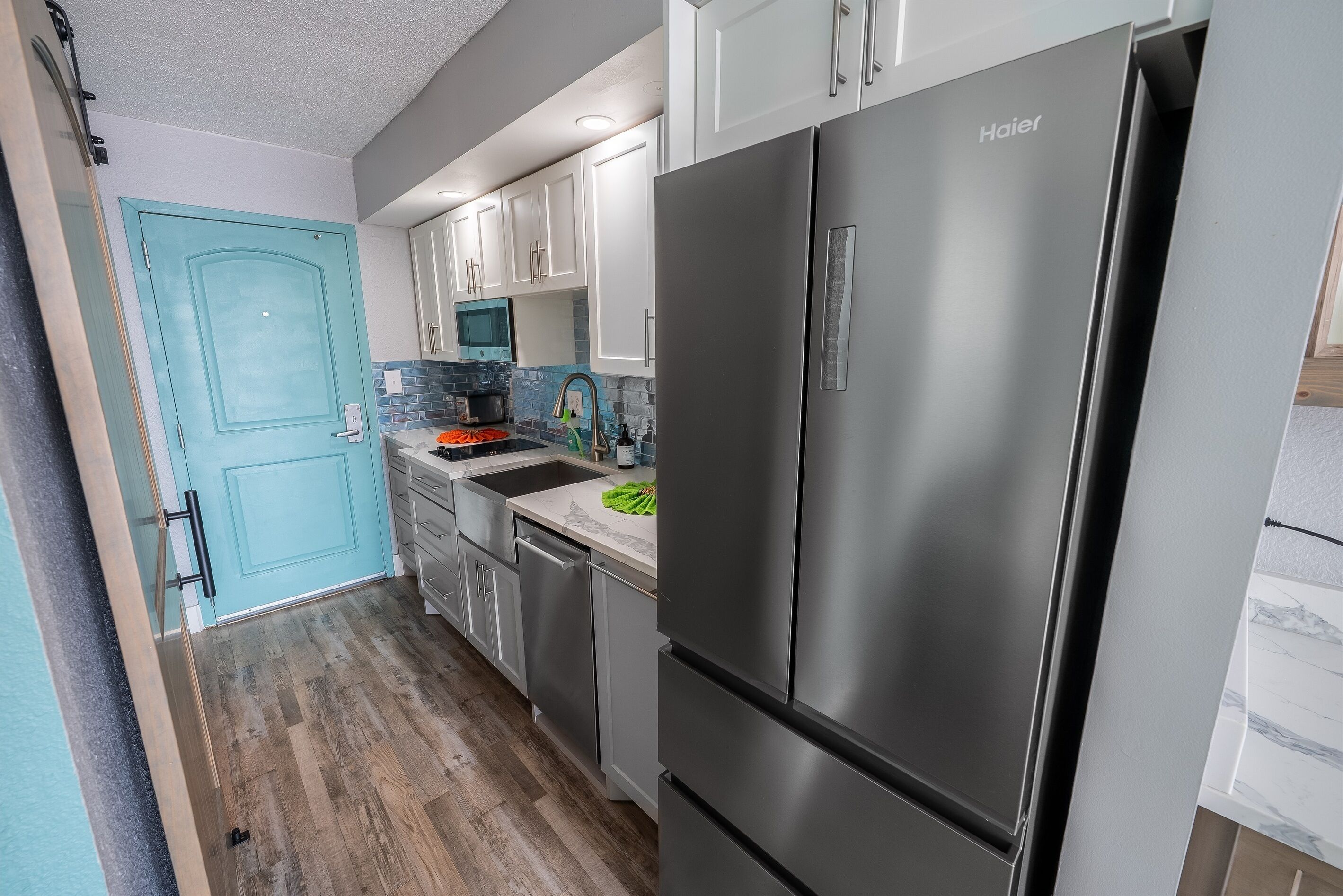 Kjøleskap, mikrobølgeovn, oppvaskmaskin og kaffetrakter/tekoker