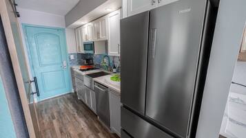 Kjøleskap, mikrobølgeovn, oppvaskmaskin og kaffetrakter/tekoker