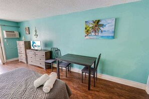 1 slaapkamer, een strijkplank/strijkijzer, wifi, beddengoed