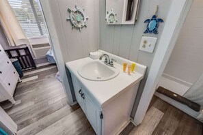 Douche, sèche-cheveux, serviettes fournies, papier toilette