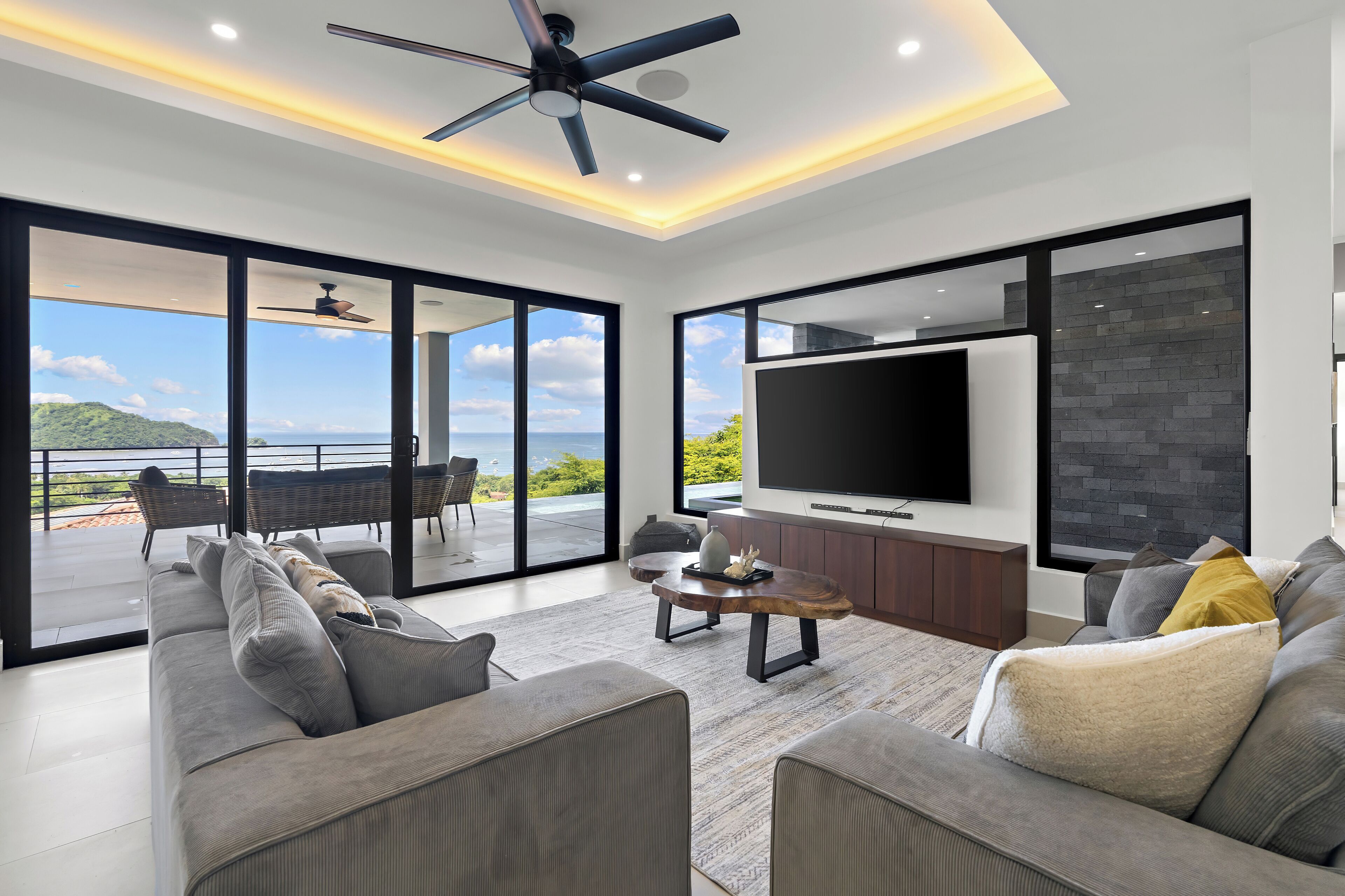 TV connectée, baby-foot, espaces bureaux, écrans d'ordinateur