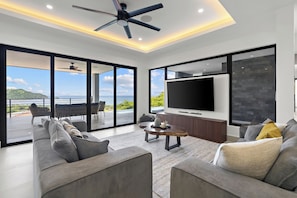 Smart-TV, Tischfußball, Arbeitsbereiche, Computerbildschirme